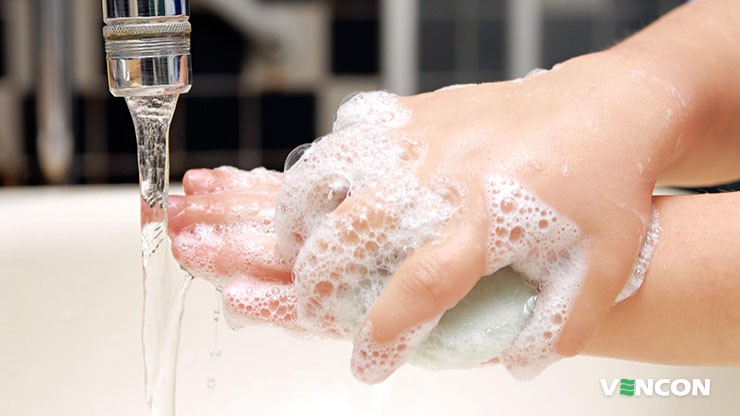 Мыть руки мылом или дезинфицирующим средством минимум