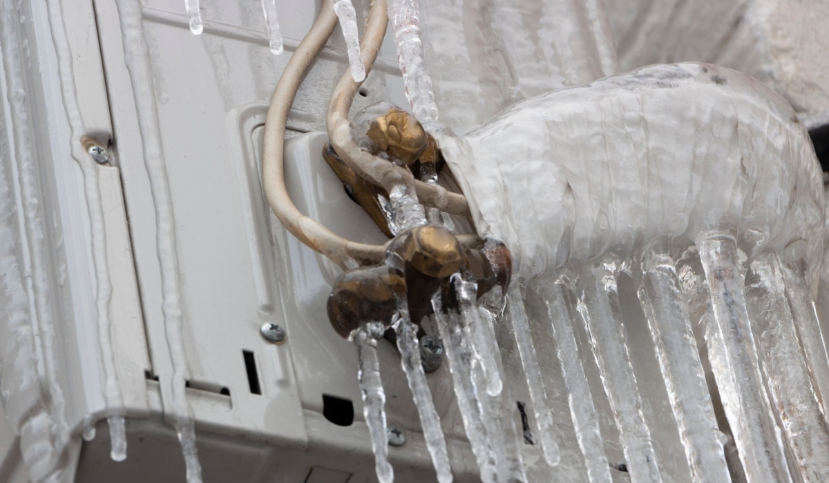 Кондиционер охлаждает, но не обогревает причина может крыться в образовании льда на наружном блоке