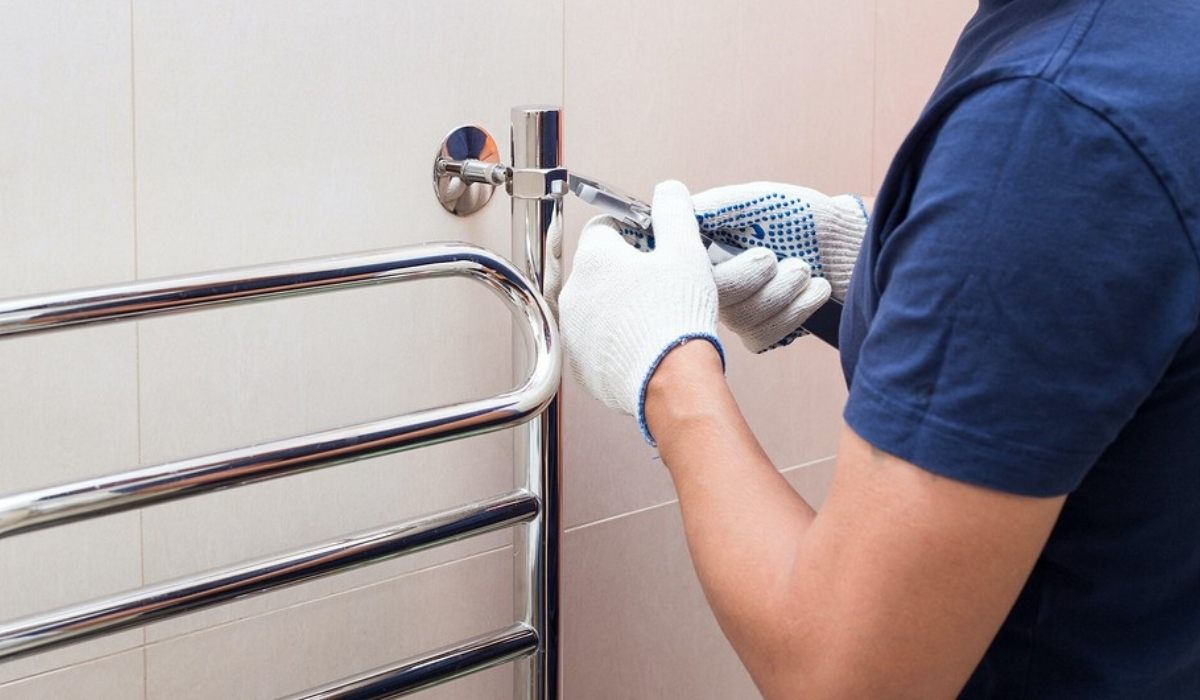 Монтаж электрических моделей полотенцесушителей