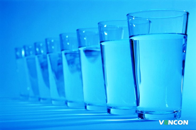 Ежедневно организм теряет около 10 стаканов воды