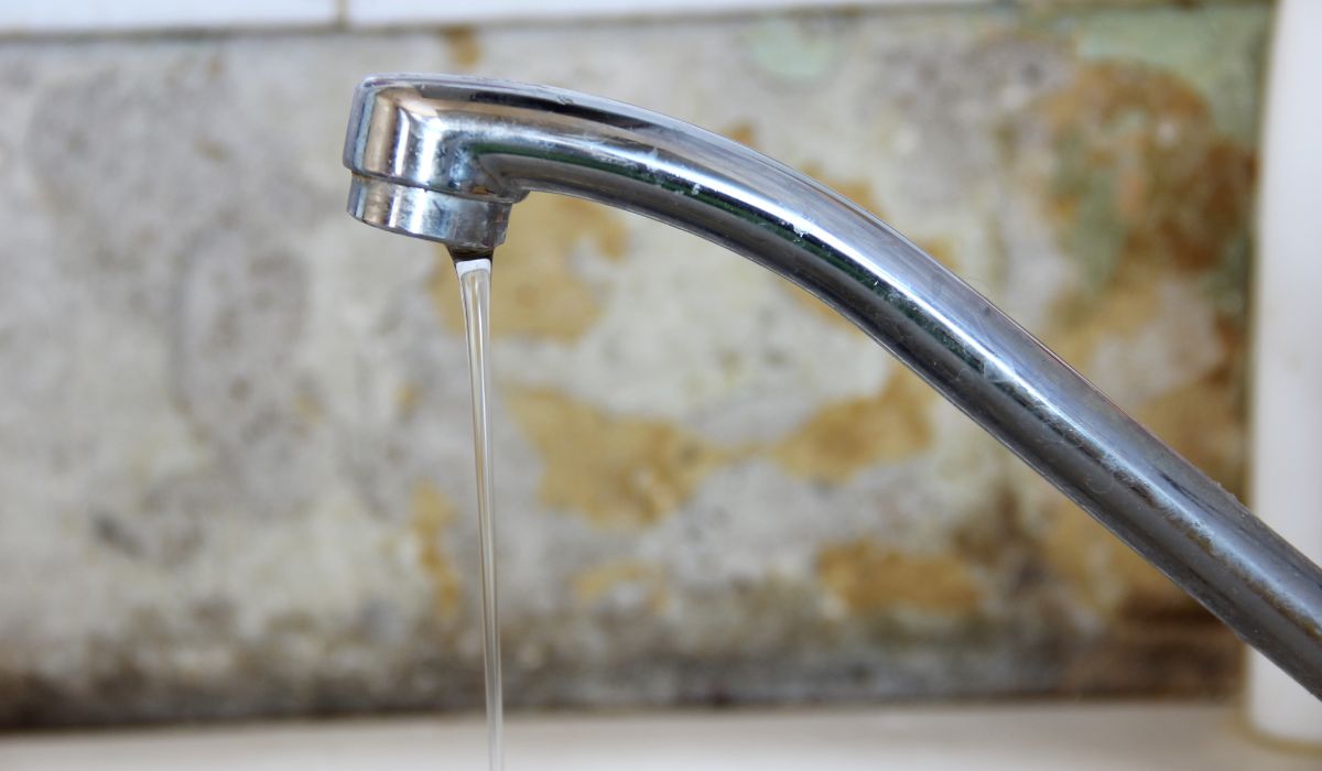 Почему напор воды в кране может быть слабым?