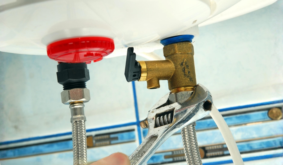 Процес зливу води з бака бойлера через отвір для холодної води