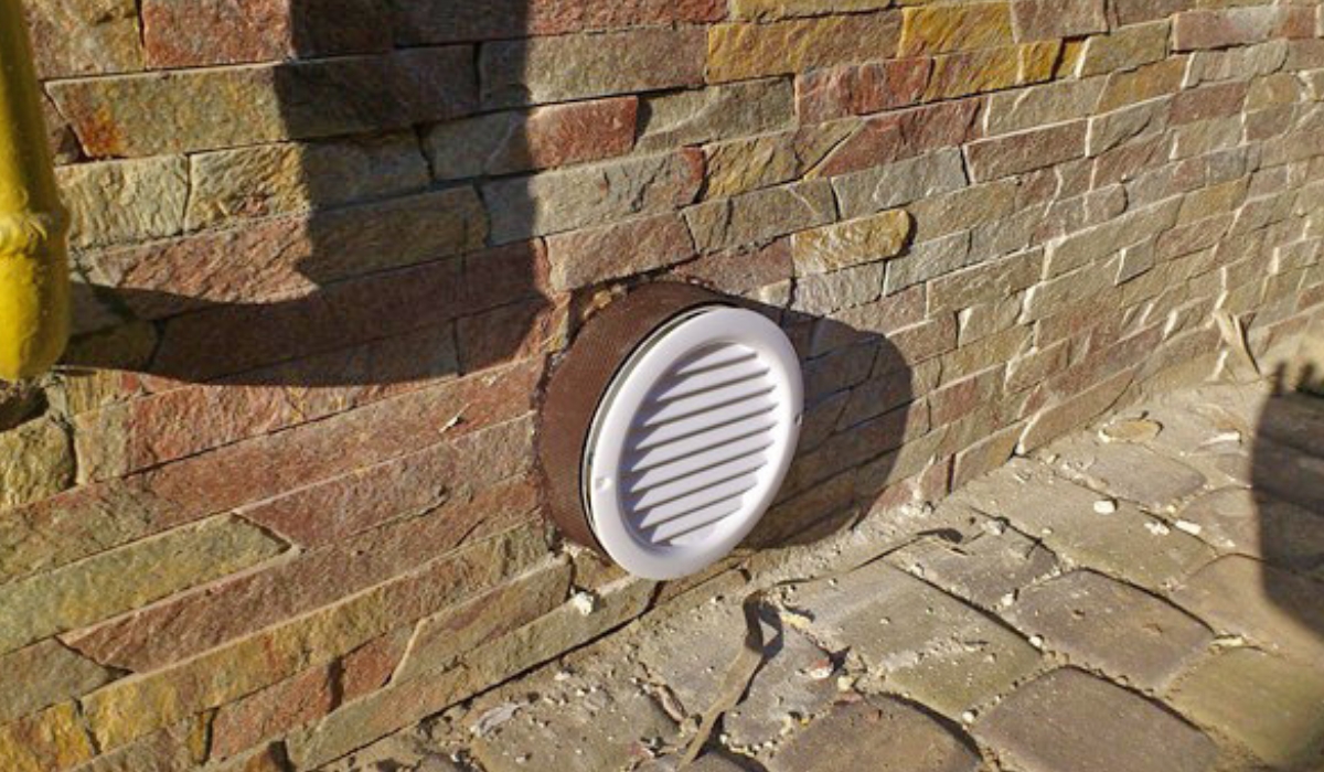 Вытяжная вентиляция через наружную стену подвала