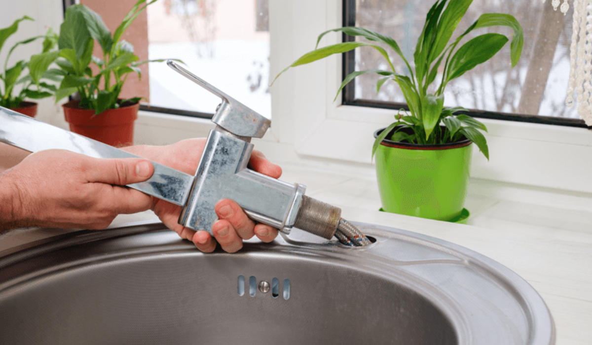 Ремонт змішувача: несправність підвідних шлангів