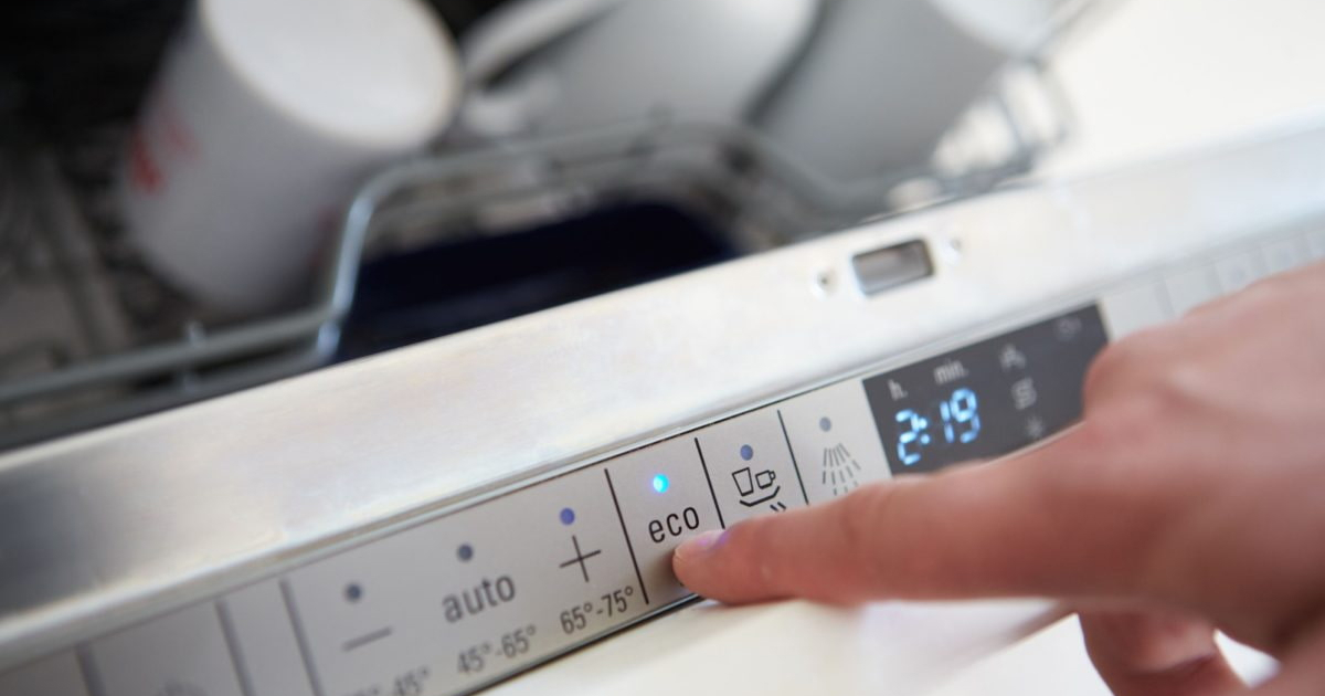 Первый пуск посудомоечной машины. Dishwasher program. Как выглядит Опция энергосбережения на посудомойке. Режим эко в посудомойке Medela. Ремонт стиральных машин 1200x640.
