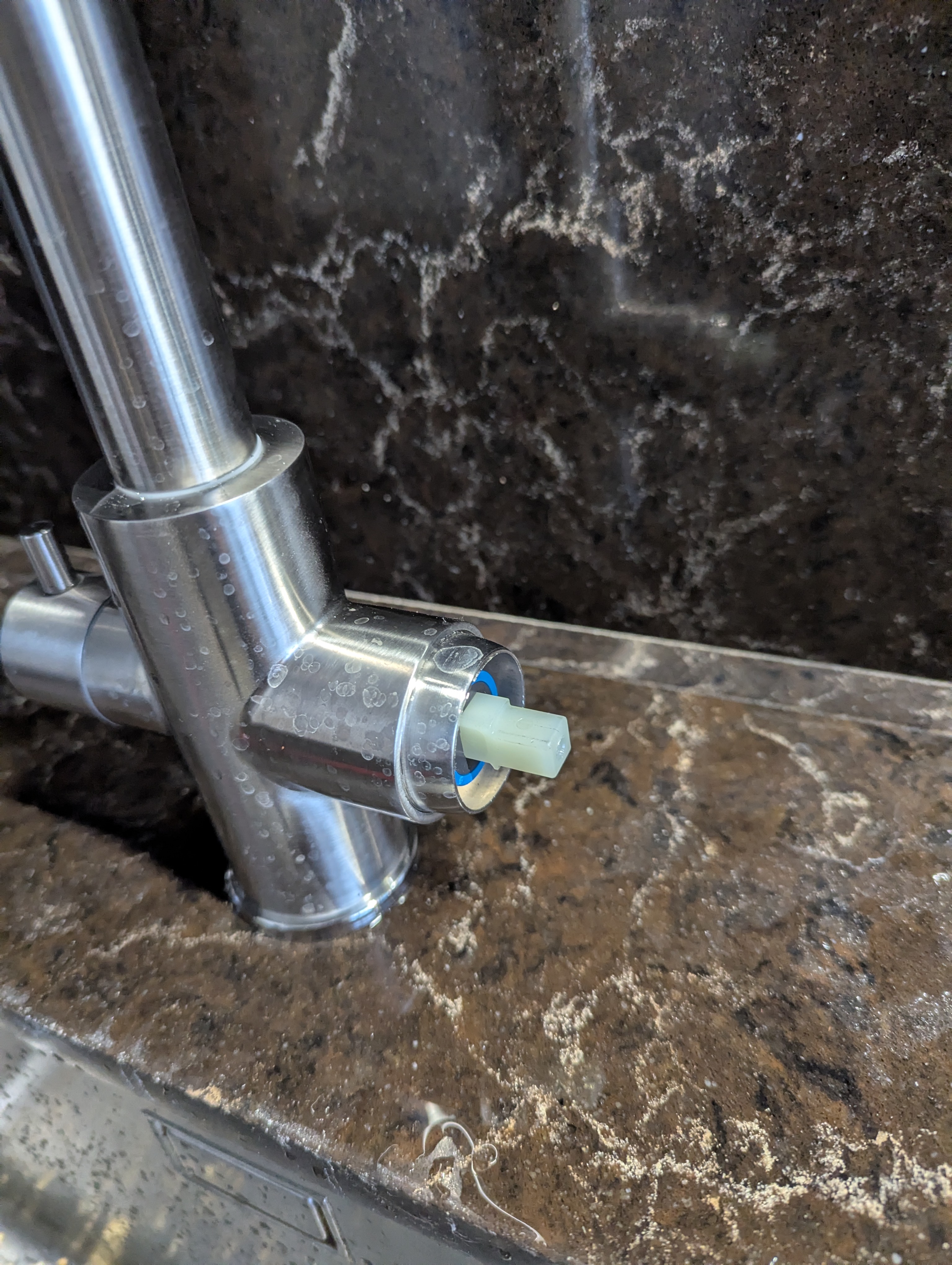 Фото  від покупця Александр Новосельский до товару Змішувач для кухні