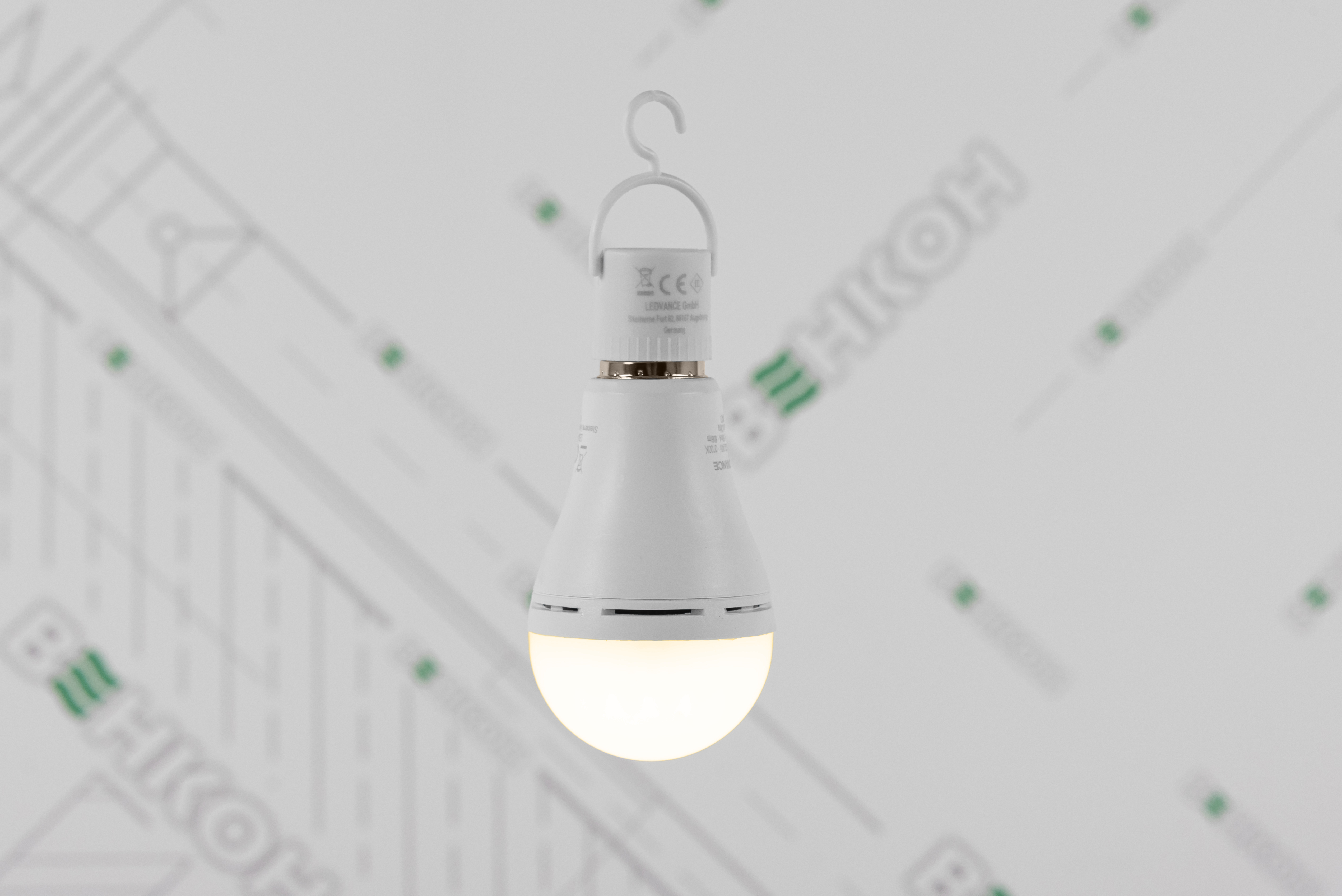 Акумуляторна LED-лампа Ledvance A60 8W 806Lm 2700K E27 з тримачем відгуки - зображення 5