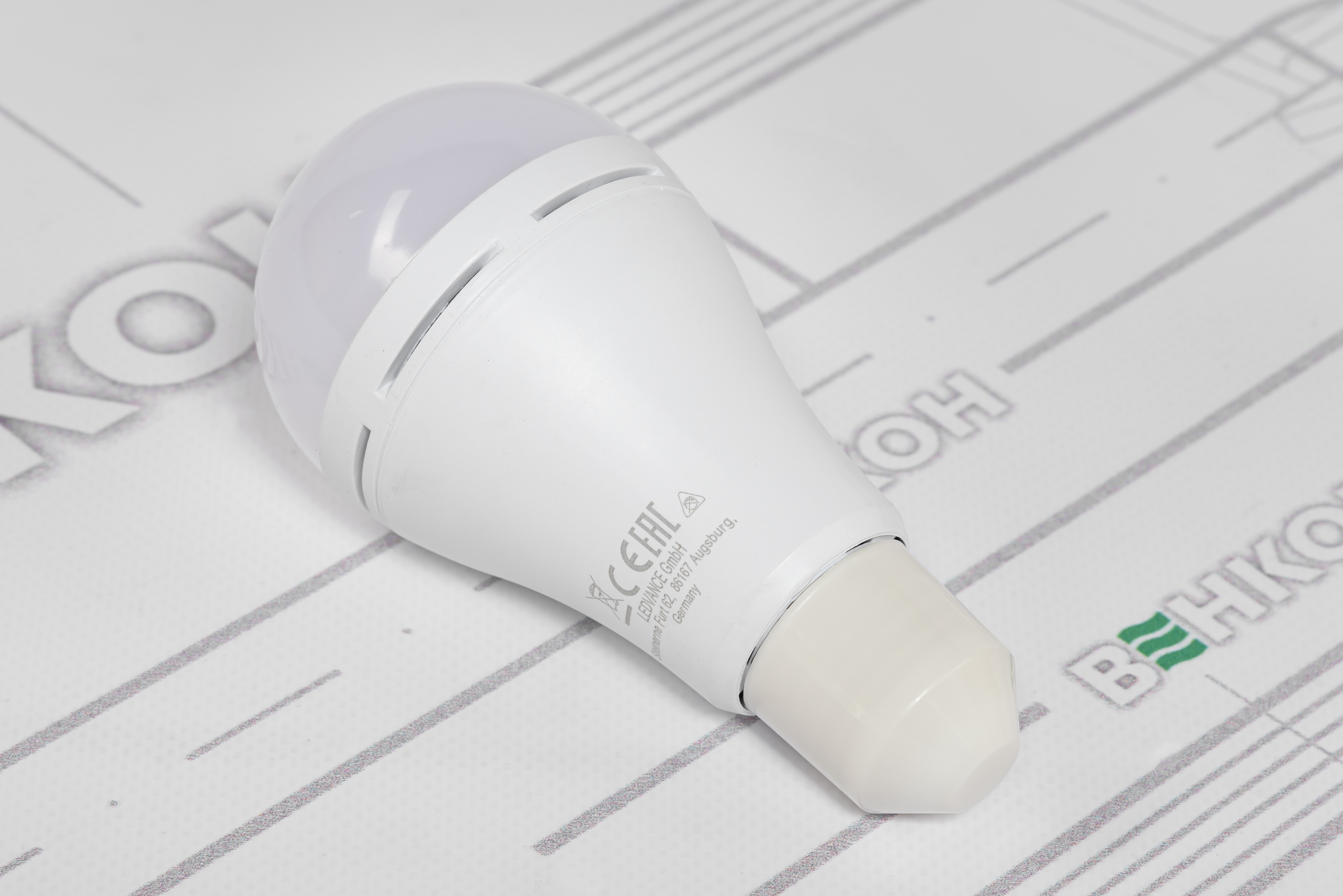 Акумуляторна LED-лампа Ledvance A60 8W 806Lm 6500K E27 з тримачем відгуки - зображення 5