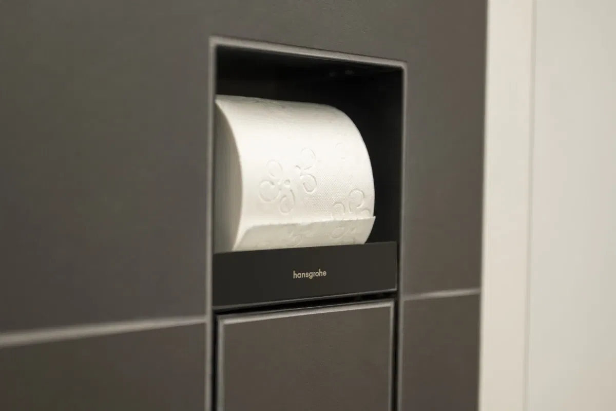 Держатель туалетной бумаги Hansgrohe XtraStoris Rock Matt Black 56062670 отзывы - изображения 5