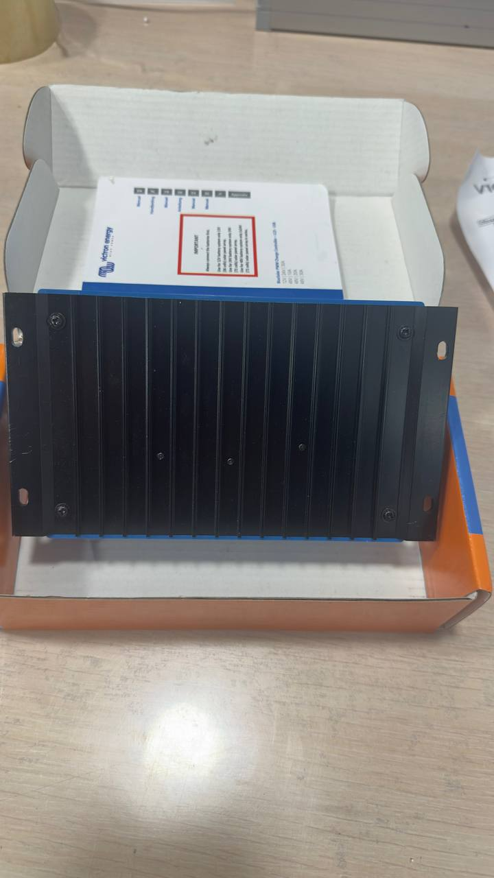 в продажу Контролер заряду Victron Energy BlueSolar PWM-LCD&USB 12/24V-30A (30A, 12/24В) уцінка - фото 3