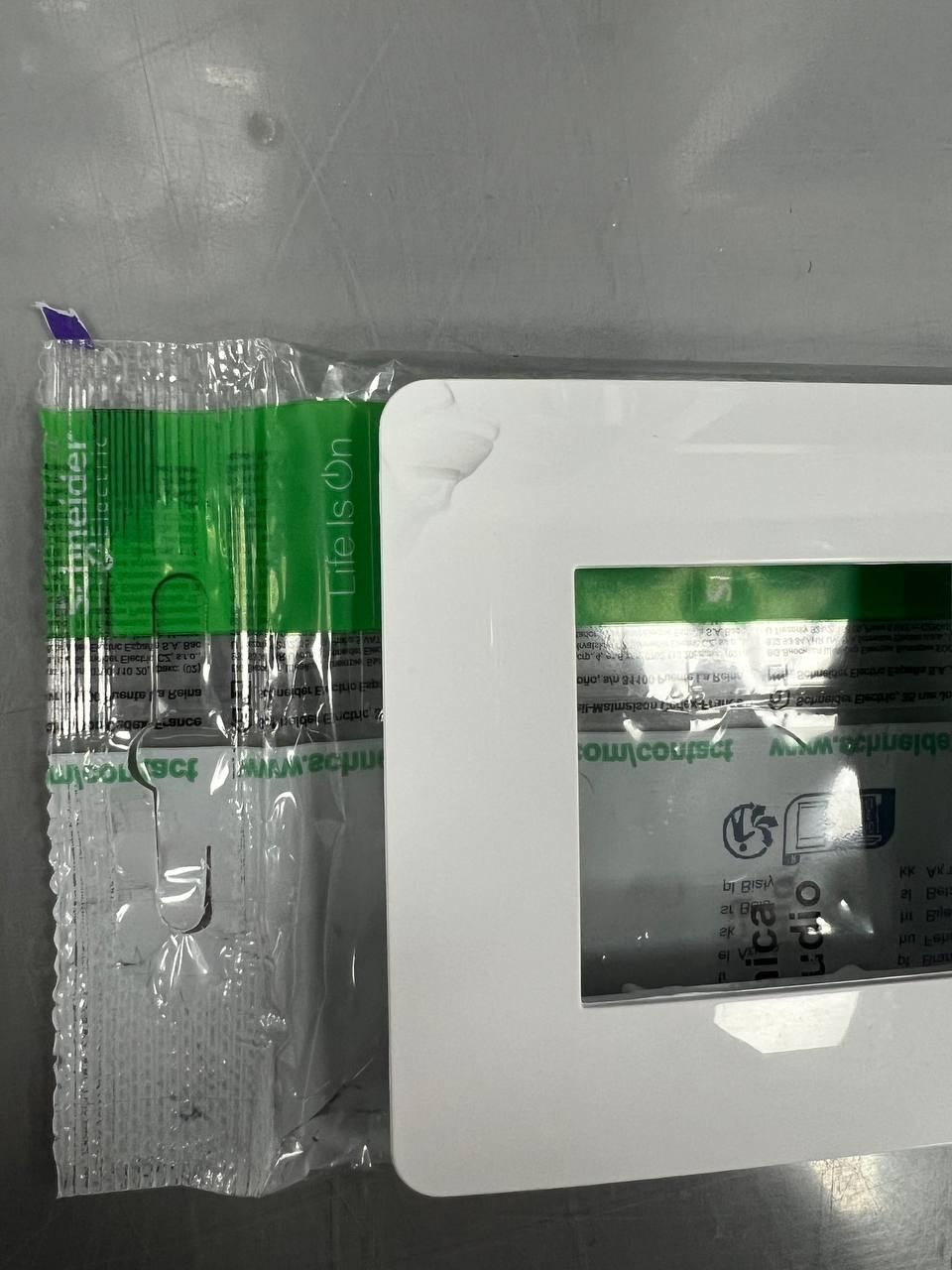 Рамка для розетки Schneider Electric Unica Studio NU200418 уцінка ціна 56 грн - фотографія 2