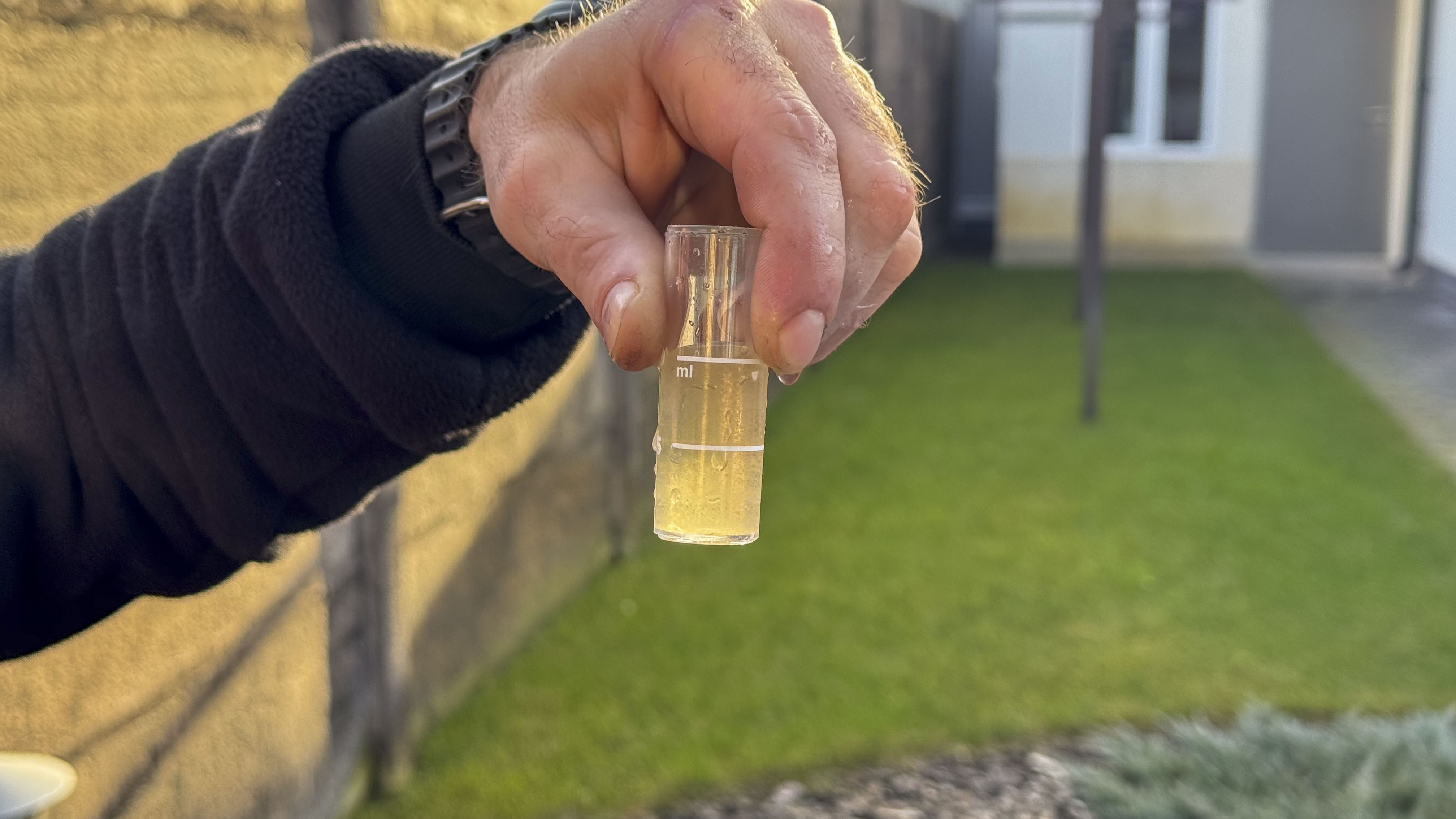 Помаранчева вода з високим вмістом заліза